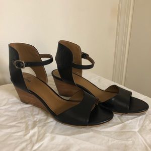 SUSINA black wedges with ankle strap - SIZE 8